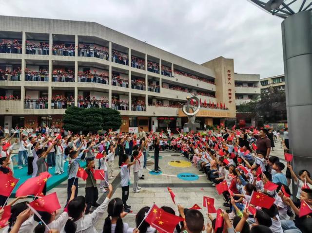 献礼国庆丨“中国红”点亮成都校园,少年这样告白祖国(图3)