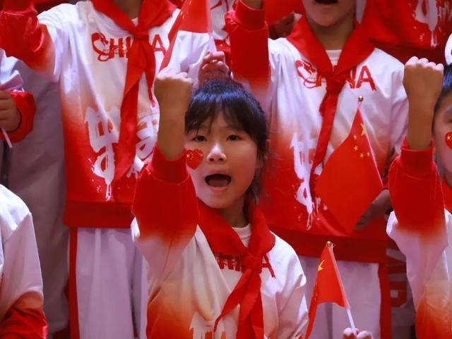 献礼国庆丨“中国红”点亮成都校园,少年这样告白祖国(图5)