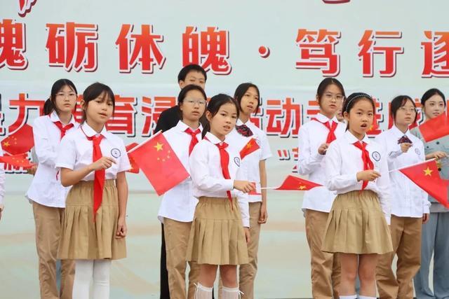 献礼国庆丨“中国红”点亮成都校园,少年这样告白祖国(图7)