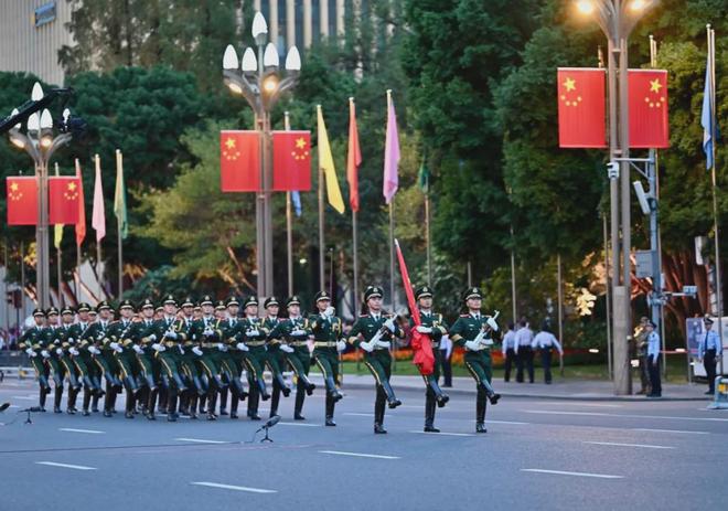 同升一面旗，青春向祖国——成都学子共庆新中国77周年华诞