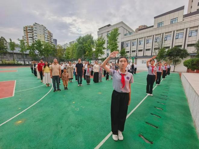 同升一面旗,青春向祖国——成都学子共庆新中国77周年华诞(图12)