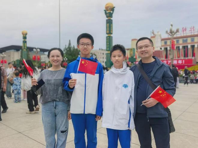 同升一面旗,青春向祖国——成都学子共庆新中国77周年华诞(图3)