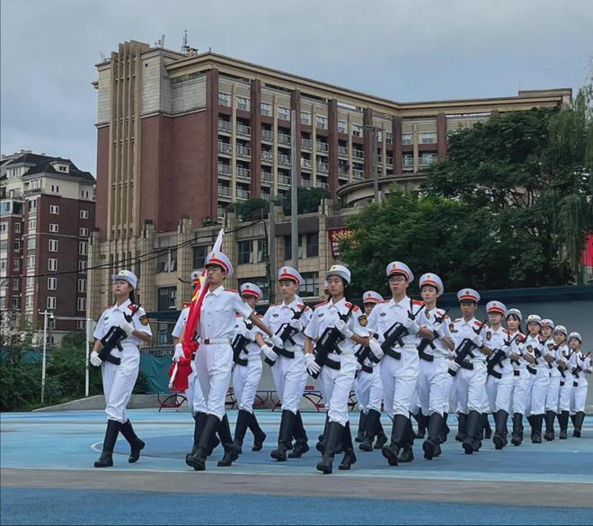 同升一面旗,青春向祖国——成都学子共庆新中国77周年华诞(图7)