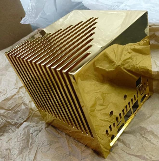 Kubb定制“黄金机箱”引关注：实为CNC镀金，并非13kg纯金打造(图2)