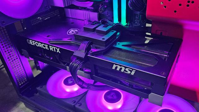 玩家为RTX 5090加装双8针供电接口 48小时满载测试线缆温度不足40摄氏度(图1)