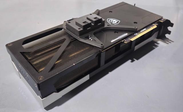 玩家为RTX 5090加装双8针供电接口 48小时满载测试线缆温度不足40摄氏度(图2)