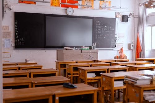 38 岁清华毕业生三战高考考上北大医学部，称「希望在热爱的领