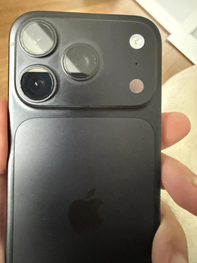 部分iPhone 18 Pro用户称机身出现褪色 成因和影响范围尚未确定(图2)