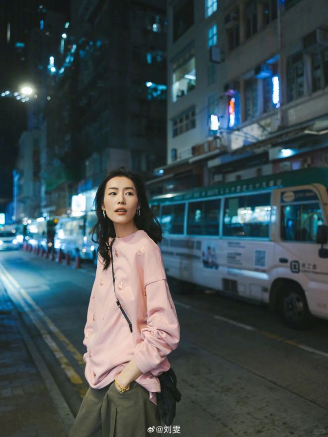 刘雯的松弛感卫衣穿搭，太值得借鉴了(图2)