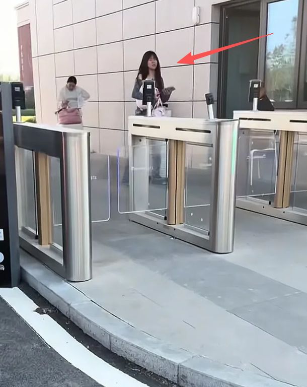 “父亲开大奔，才能养出这种女儿”，浙大女孩开学一幕火了，长相普通但气质一流(图2)