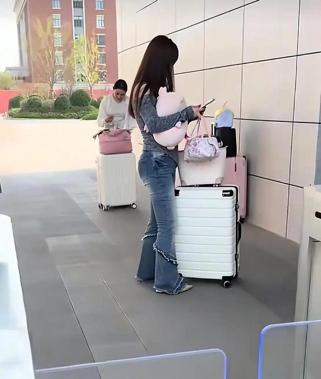 “父亲开大奔，才能养出这种女儿”，浙大女孩开学一幕火了，长相普通但气质一流(图6)