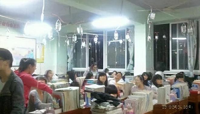 回顾：“吊瓶班”学生无一人考上一本！网友：表演式努力骗人骗己(图3)