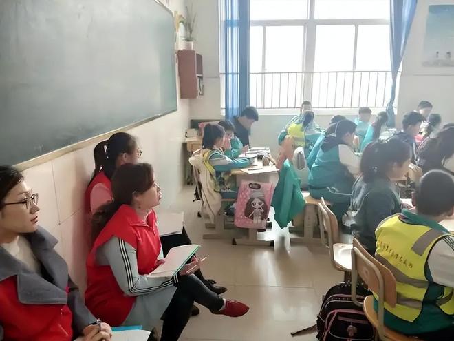 中学要求家长到校轮值延时晚自习，“必须是学生父母”；校方：自愿参加；当地教育局做出回应(图3)