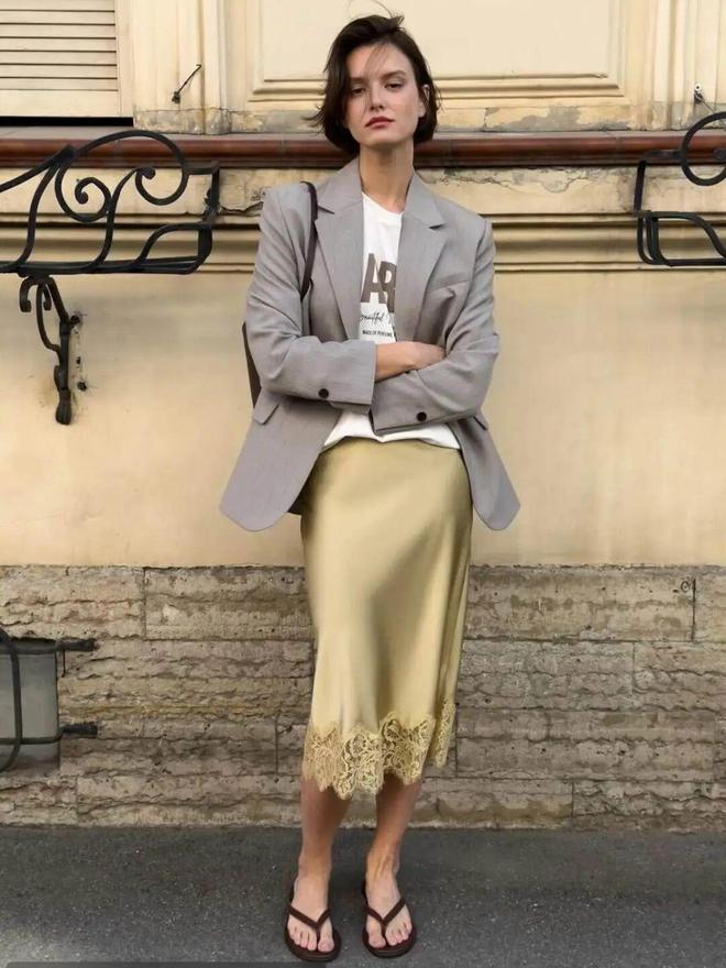 西装+裙子,穿出大女人的浪漫与时髦(图11)