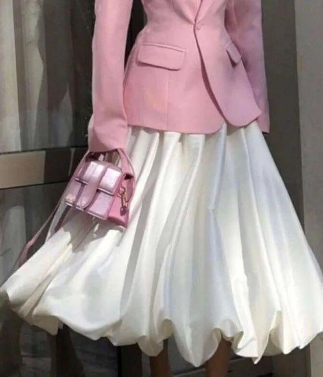 西装+裙子,穿出大女人的浪漫与时髦(图22)
