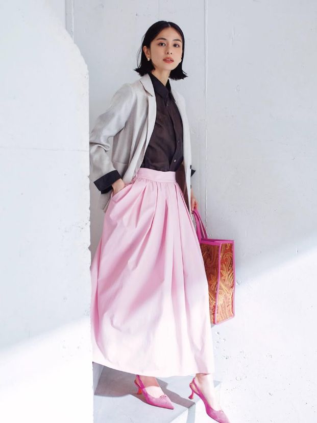 西装+裙子,穿出大女人的浪漫与时髦(图23)