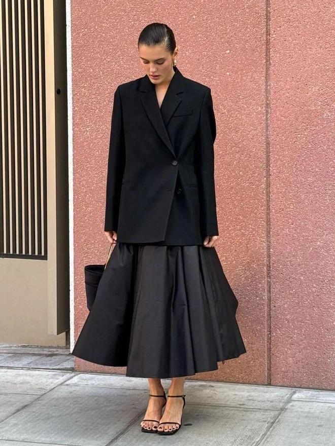 西装+裙子,穿出大女人的浪漫与时髦(图24)