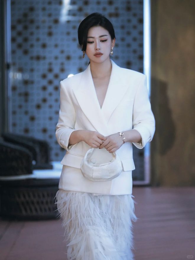 西装+裙子,穿出大女人的浪漫与时髦(图27)