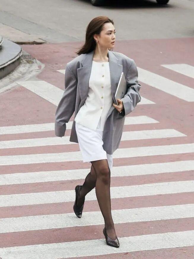 西装+裙子,穿出大女人的浪漫与时髦(图38)