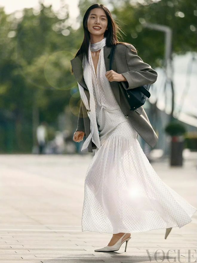 西装+裙子,穿出大女人的浪漫与时髦(图6)