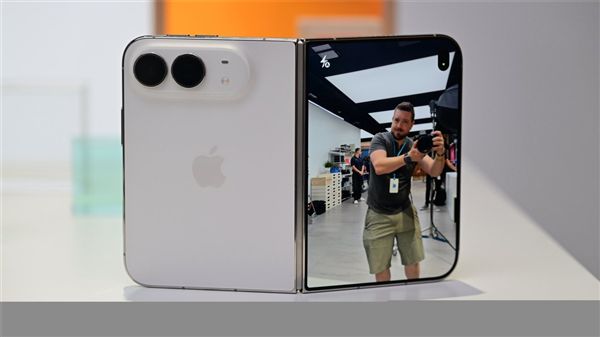 苹果年度理财产品！iPhone Duo黄牛加价1.2万元：首发当天就能拿货(图3)