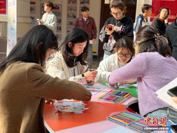 新疆高校探索表达性艺术治疗 让情绪“被看见”(图2)