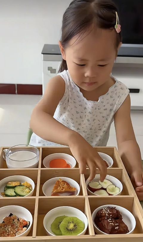 “就怕穷人硬精致！”小学生九宫格早餐火了，网友：都不够塞牙缝