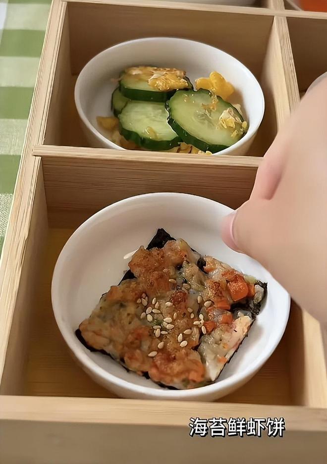 “就怕穷人硬精致！”小学生九宫格早餐火了，网友：都不够塞牙缝的(图2)