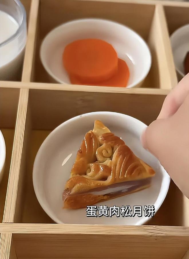 “就怕穷人硬精致！”小学生九宫格早餐火了，网友：都不够塞牙缝的(图3)