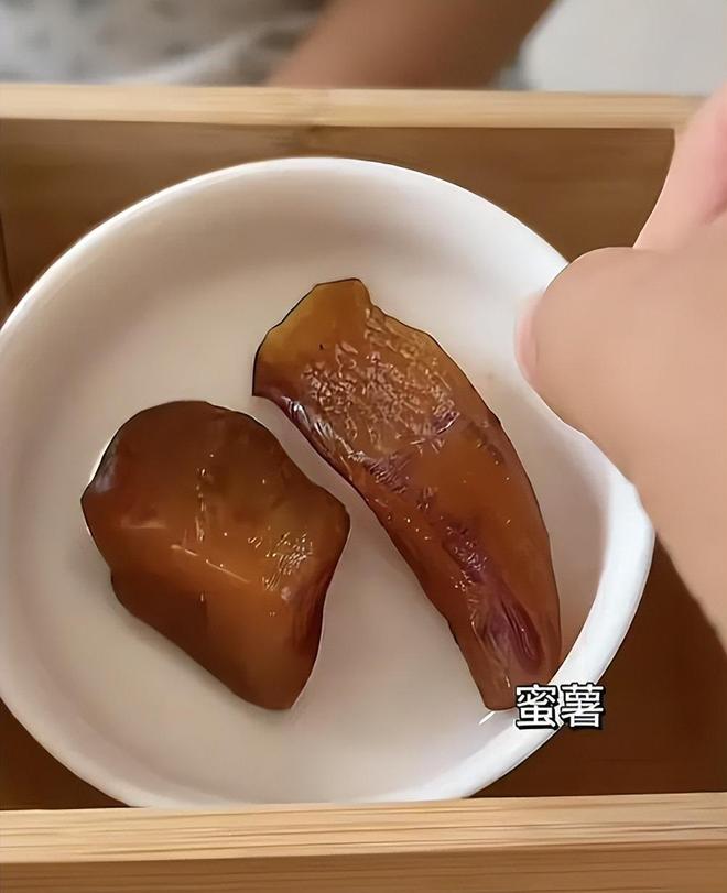 “就怕穷人硬精致！”小学生九宫格早餐火了，网友：都不够塞牙缝的(图4)