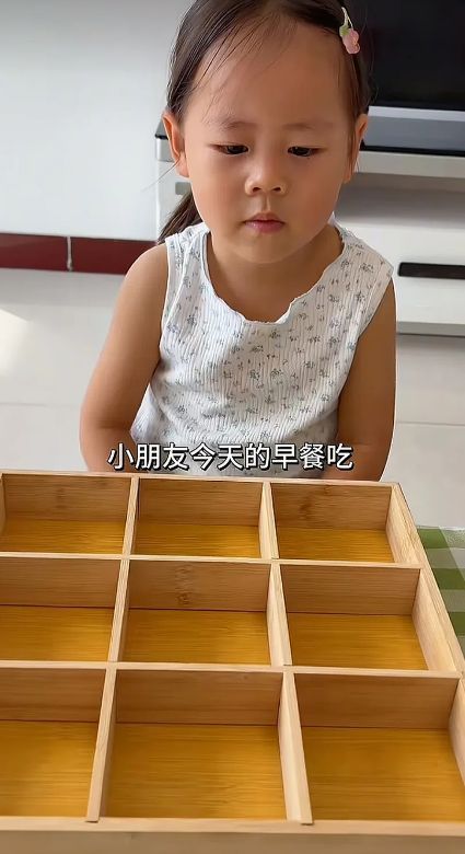 “就怕穷人硬精致！”小学生九宫格早餐火了，网友：都不够塞牙缝的(图5)