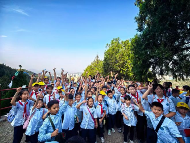 秋色漫峰峦 少年共登攀 | 济南望岳路小学首届“大手拉小手”混龄登山节活动燃爆金秋(图2)