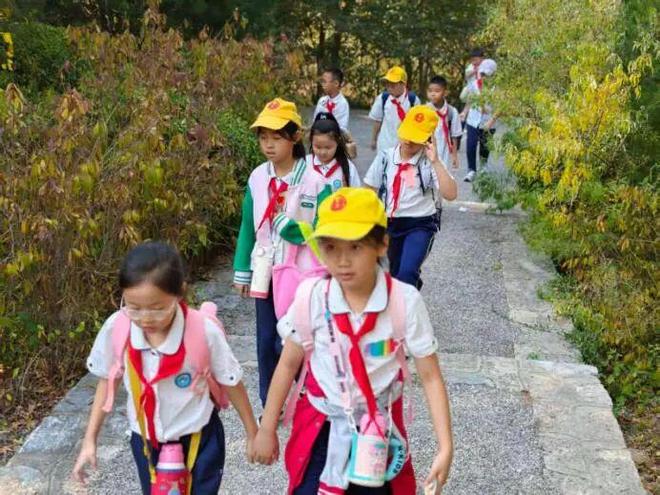 秋色漫峰峦 少年共登攀 | 济南望岳路小学首届“大手拉小手”混龄登山节活动燃爆金秋(图3)