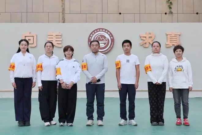 秋色漫峰峦 少年共登攀 | 济南望岳路小学首届“大手拉小手”混龄登山节活动燃爆金秋(图4)