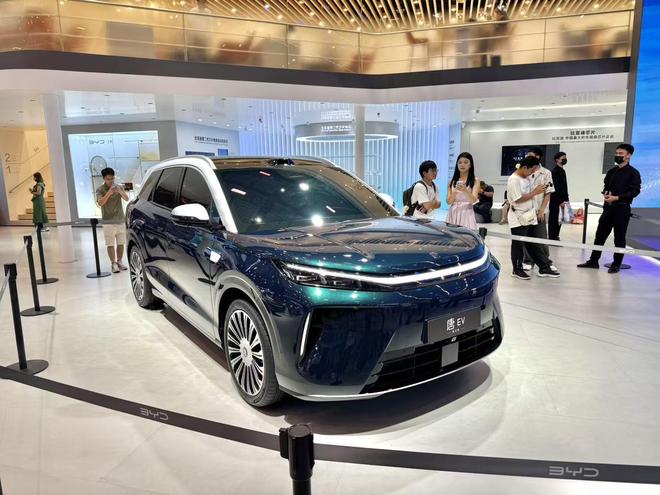 比亚迪第三代唐内饰发布 两种风格/巨幕屏最抢眼(图1)