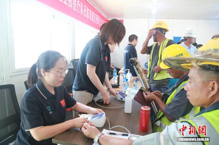 中国援圭医疗队工地义诊:热带日光下的“家乡医声”(图2)