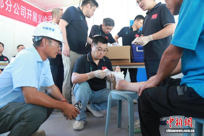 中国援圭医疗队工地义诊:热带日光下的“家乡医声”(图3)