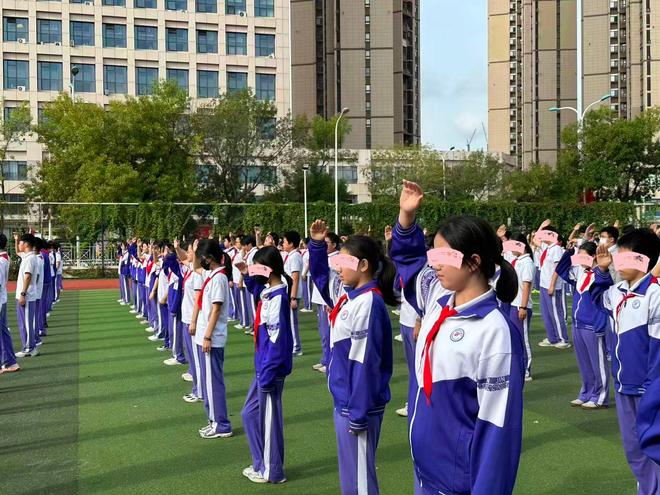 小学生被老师拽倒？除了心疼，你该知道：怎么让孩子远离这种事(图4)