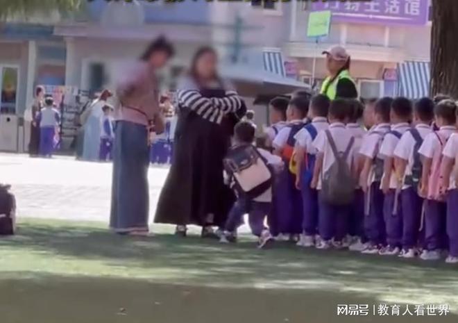 6岁学生被拽倒，画面里2名老师带几十名孩子户外，骂老师有用吗