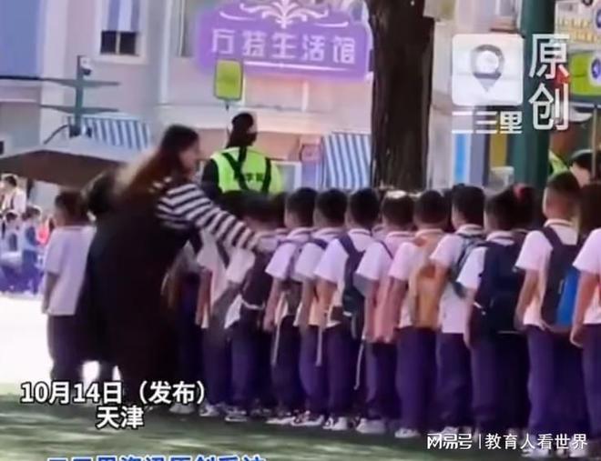 6岁学生被拽倒，画面里2名老师带几十名孩子户外，骂老师有用吗？(图3)