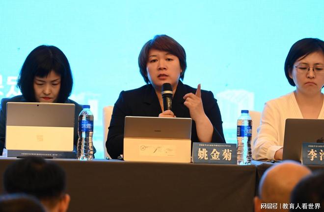 6岁学生被拽倒，画面里2名老师带几十名孩子户外，骂老师有用吗？(图4)