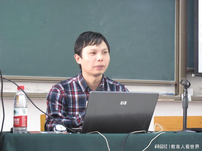 6岁学生被拽倒，画面里2名老师带几十名孩子户外，骂老师有用吗？(图5)
