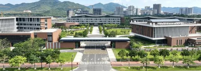 快评丨格力技工学校开学火爆，企业和学生正在“抛弃”传统学校？