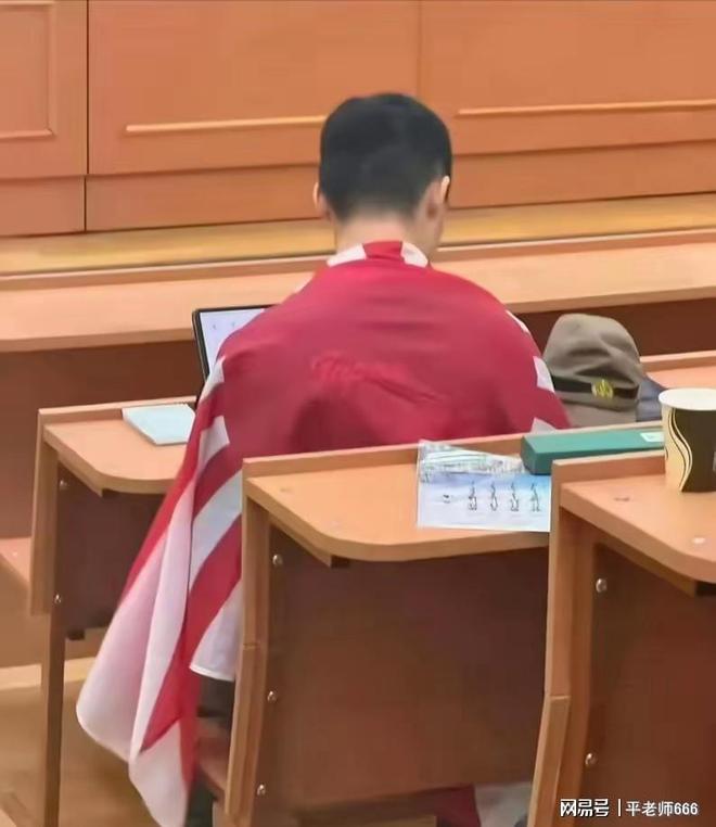 数典忘祖！中国留学生在课堂上身披旭日旗，本人道歉毫无悔意