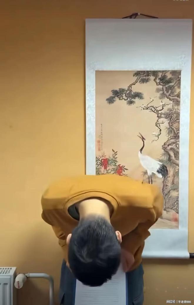 数典忘祖！中国留学生在课堂上身披旭日旗，本人道歉毫无悔意(图4)
