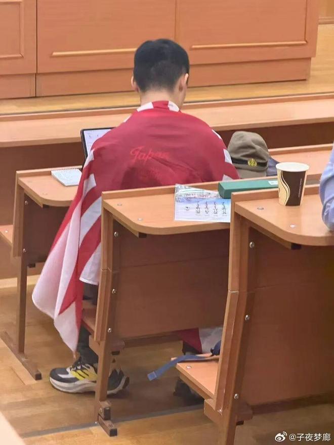 中国留学生在俄大学课堂上披鬼子旗、摆鬼子帽，绝对不能放过它(图4)