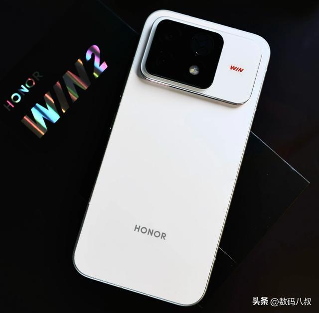 荣耀 WIN2 系列重磅爆料！双风扇 + 12070mAh 超大电池，游戏稳了！(图2)