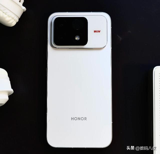 荣耀 WIN2 系列重磅爆料！双风扇 + 12070mAh 超大电池，游戏稳了！(图3)