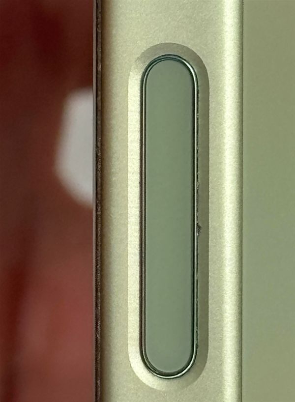 网传iPhone 17标准版相机键掉漆可免费换中框及电池!客服回应(图2)