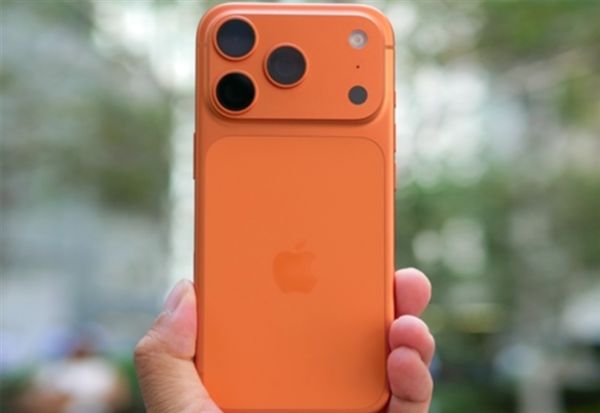 网传iPhone 17标准版相机键掉漆可免费换中框及电池!客服回应(图3)
